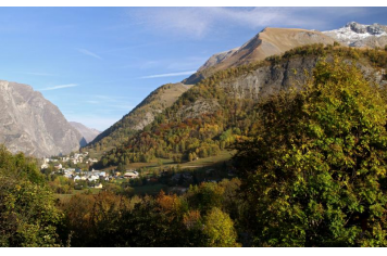 Village de Mont de Lans en été Office de Tourisme Les 2 Alpes / Bruno LONGO